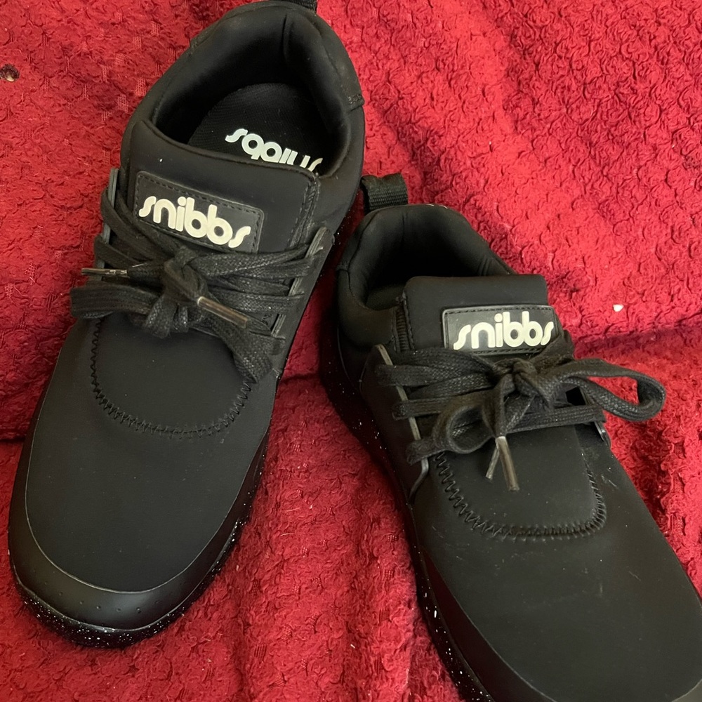 Too big, perfect for restaurants workers, nurses. Waterproof skid proof